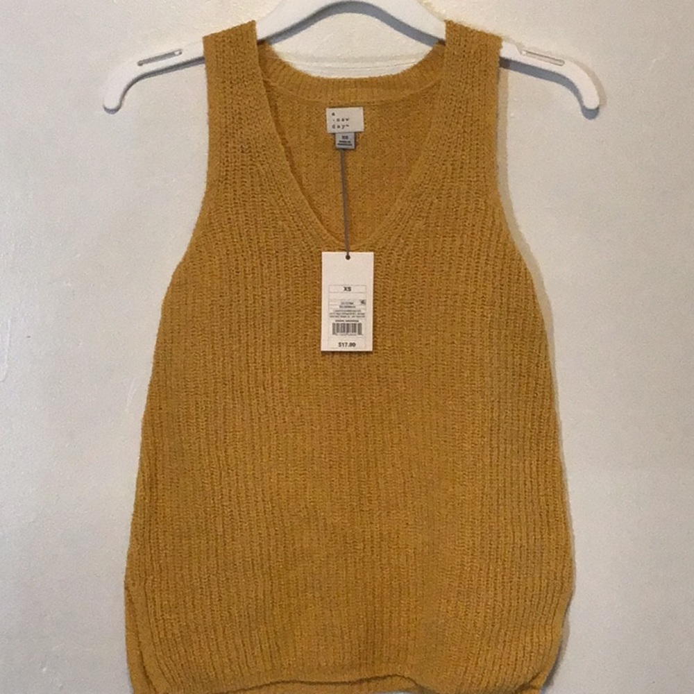 A New Day XS Gold Short Sleeve Sweater